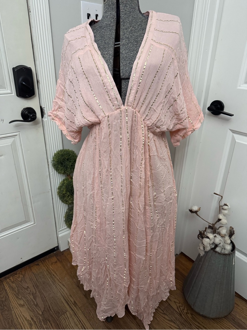 Women’s En Crème Pink V-Neck Gold Thread Midi Dress Large